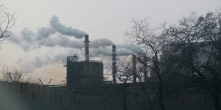 工业冶金厂。烟雾向大气中排放烟雾生态catastrophy