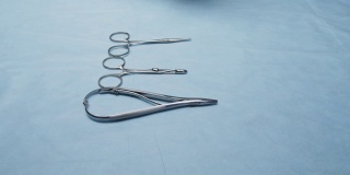 外科医生通过摆放医疗器械为手术做准备