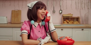 漂亮的亚洲女性cosplayer在女佣cosplay服装打座机电话