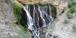 Kapuzbaşı瀑布由不止一个瀑布组成。事实上，它是土耳其最高的瀑布之一，并被誉为世界第二高的瀑布。
