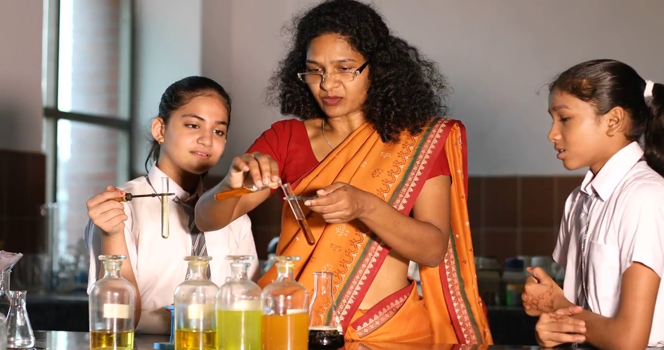 老师和学生在实验室里做化学实验