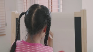 亚洲小女孩用彩笔在纸上画画视频素材模板下载