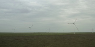 用于能源生产的强大风力涡轮机农场的鸟瞰图。风力涡轮机为可持续发展提供清洁的可再生能源。替代能源。4 k