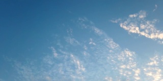 日落前，蓝天上飘着朵朵蓬松的白云，由蓝天变成了黄昏的天空