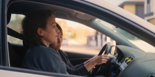 驾校的女教师正在教年轻女子如何开车。