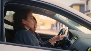 驾校的女教师正在教年轻女子如何开车。视频素材模板下载