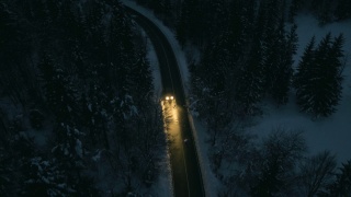 汽车在雪山森林中行驶视频素材模板下载