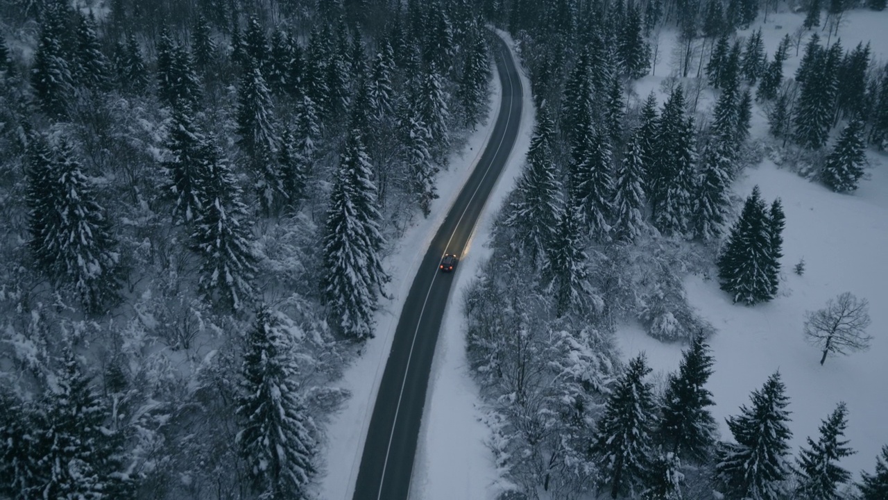 在雪山上独自驾车