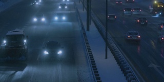 大雪下的高速公路高峰时间