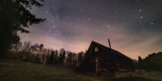神奇的夜空与星星，银河系和云快速移动古老的木屋在野生喀尔巴阡自然天文时间推移4K