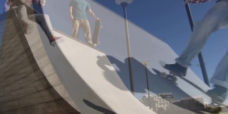 摩天大楼与一群朋友在公园玩滑板的合成视频