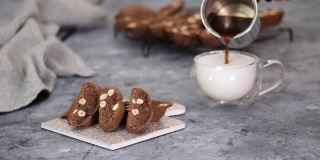 自制的巧克力和榛子饼干配上一杯拿铁。