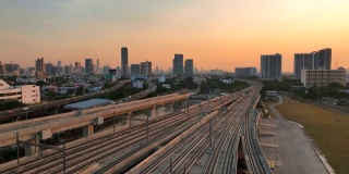 无人机高视角快速铁路高速公路邦苏车站是一个新的铁路枢纽与快速列车日落场景在曼谷，泰国