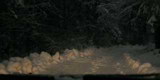 夜间雪中行驶的汽车