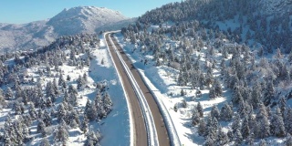 冰雪覆盖的山脉和高速公路