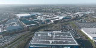 工业厂房屋顶上太阳能的鸟瞰图