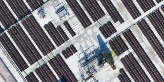 工业厂房屋顶上太阳能的鸟瞰图