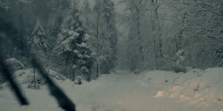 汽车在大雪中行驶