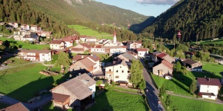 鸟瞰图，一个奥地利村庄在绿色的山谷在日落，阿尔卑斯山