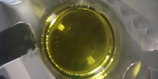瓶中液体油性黄绿色溶液。和工具行业