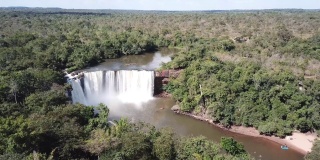 鸟瞰巴西东北部丛林中的大瀑布。Chapada das Mesas国家公园。巴西北部的伊瓜苏瀑布。