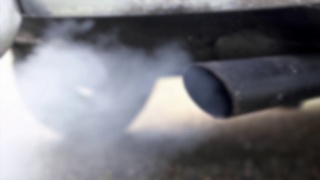 慢动作和散焦燃烧烟雾从汽车排气管烟雾视频素材模板下载