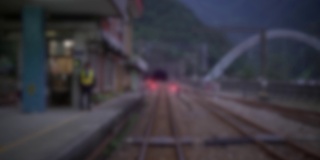 离焦镜头的铁轨火车从一个隧道站在台湾的乡村