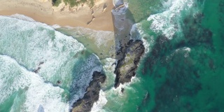 无人机飞过澳大利亚新南威尔士州Narooma海滩的Glasshouse Rocks