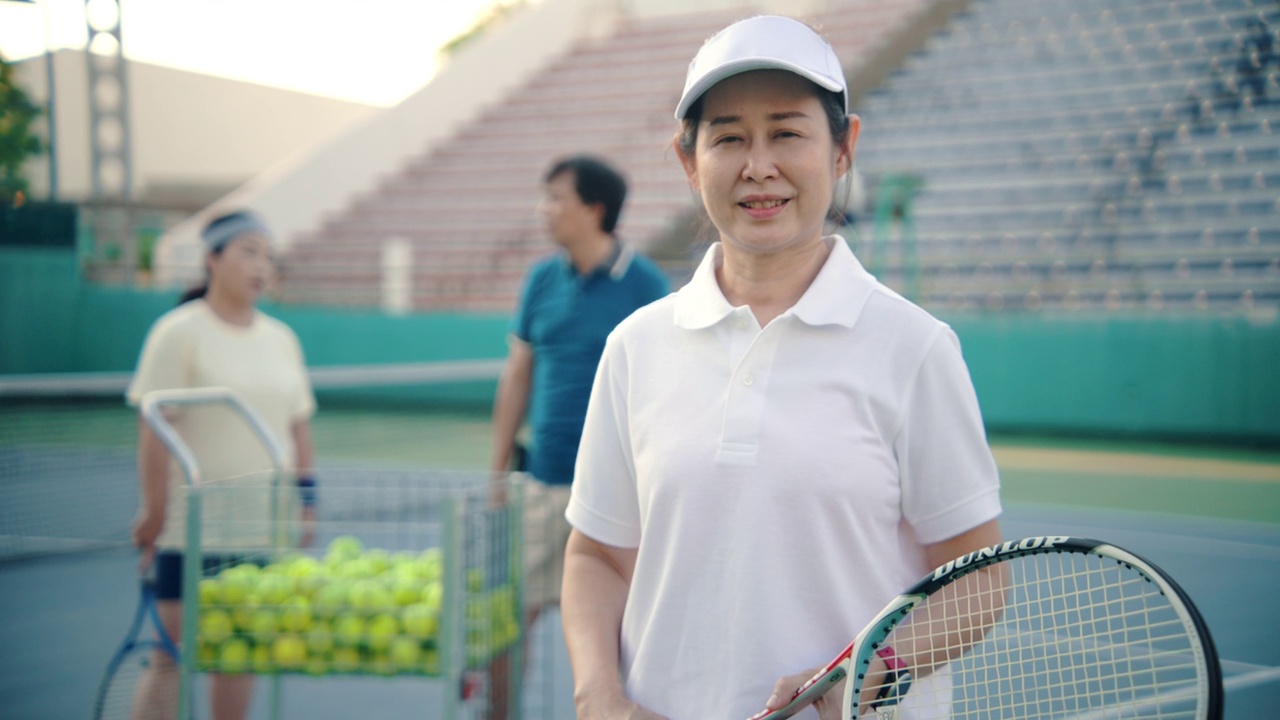 积极的老年人准备一起打网球。