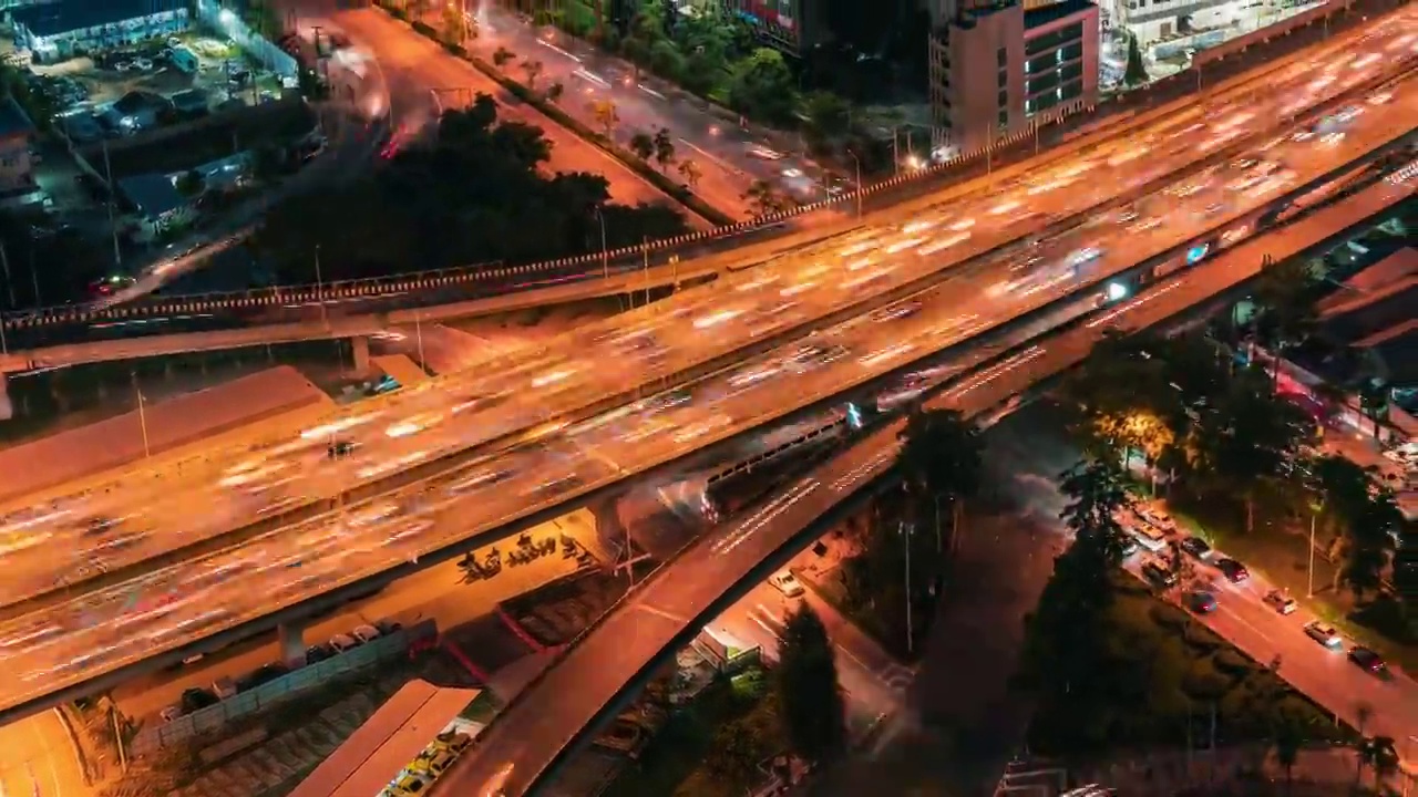 曼谷城市景观的时间推移与高速公路交通道路在夜间高峰时段