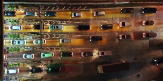 雅加达收费公路入口的夜间交通