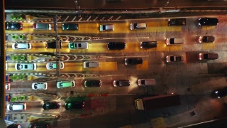 雅加达收费公路入口的夜间交通视频素材模板下载