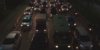 雅加达夜晚拥挤的车辆