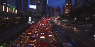 雅加达苏迪曼大街的夜间交通堵塞