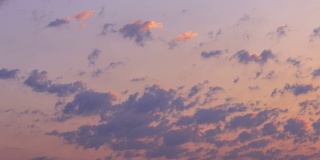 日落，橘黄色和紫色的云彩