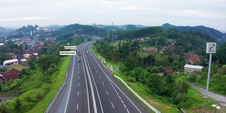 无人驾驶汽车在收费公路上行驶的景象