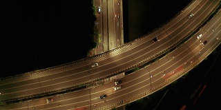 高速公路上夜间交通的俯视图