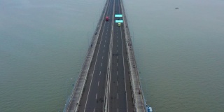 在泗水大桥上行驶的车辆