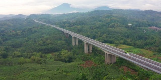 跨爪哇收费公路桥与森林景观