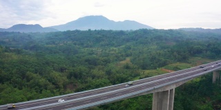 跨爪哇收费公路桥和热带森林