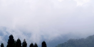 早晨，山脉被厚厚的云层覆盖