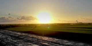 刚耕过的田野，夕阳下的荷兰