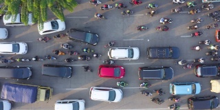 交通堵塞，拥挤的摩托车和汽车