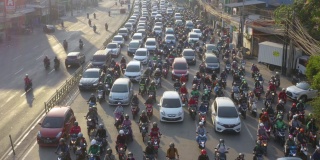 交通堵塞时，拥挤的车辆在车道上行驶