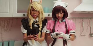 穿着动漫角色扮演服装的亚洲美女正在用手机上网