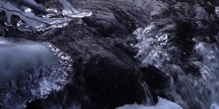 冰在流动的水中形成