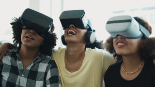 一群非洲裔女性朋友正在玩3d眼镜VR虚拟现实眼镜视频素材模板下载