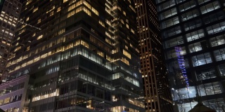 晚上的摩天大楼。灯光在窗下，夜色的城市。纽约