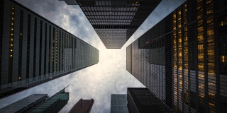 商业和金融概念，时间推移的观点仰望现代办公建筑在黄昏在多伦多金融区，安大略省，加拿大