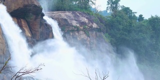 瀑布，雾蒙蒙的流水，清晨从山顶滴落下来